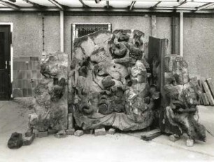 Brunnen-Fragment mit Necker vom Seitenhof (1756/1763; G. Knöffler). Sandstein. Dresden-Altstadt, Taschenbergpalais (Zustand vor der Restaurierung)