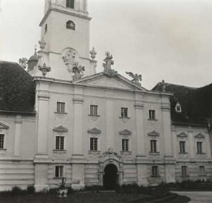 Altenburg (Niederösterreich). Benediktinerstift (ab 1725; J. Munggenast). Prälatenhof mit Westfront der Stiftskirche
