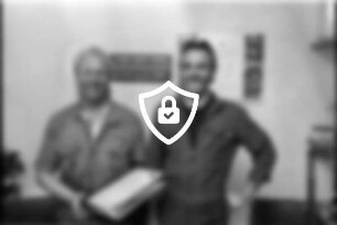 Wirtschaft: Kraftfahrzeug-Meisterbetrieb [Name maskiert] + [Name maskiert] Hauptstraße: Büro: Mitinhaber Kfz-Meister [Name maskiert] daneben Kfz-Mechaniker [Name maskiert] in Hand Schutzbrief von Allgemeinem Deutschem Automobil-Club (ADAC): dahinter an Wand Meisterbrief, Schild ADAC Straßendienst