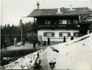 Adolf Hitler mit Hunden am Haus Wachenfeld auf dem Obersalzberg