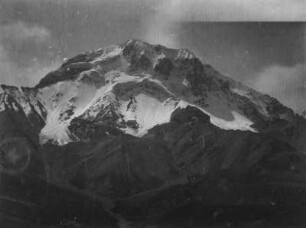 Gipfel : Ein schneebedeckter Gipfel im Tian Shan Hochgebirge