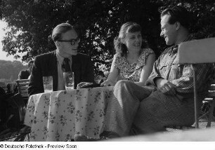 Das Ehepaar Rössing und ein Mann (Reiner) an einem Tisch im Biergarten der "Schiffsmühle"