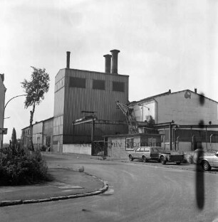 Fabrikkomplex: ehemals Eisengießerei Kampnagel AG: Kampstraße: Leerstand: Außenansicht: vorne Straße, parkende Autos