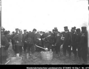 Manöver des 10. Armee-Korps Enthält: Platte 35, Soldaten an der Essensausgabe, Zuschauer