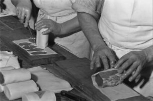 Gera. Wurstfabrik. Fleischer bei der Fertigstellung von Schinken
