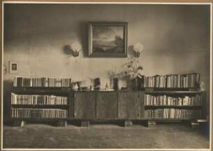 Wohnung Dr. Ostwald mit Praxisräumen. Inneneinrichtung: Arbeitszimmer Kommode mit Bücherregalen