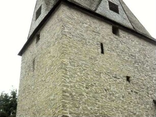 Medenbach-Kirchturm von Nordosten - Obergeschosse-Gotsch erneuert (auf Romanischem Turmkern) mit Schlitz- und Büchsenscharten im Detail