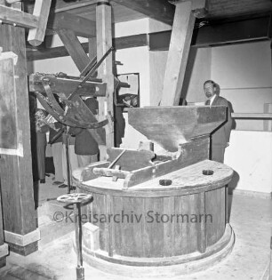 Glinder Heimat- und Mühlenmuseum: Kupfermühle: Innenansicht: Einweihung: Mahlwerk: dahinter Gäste