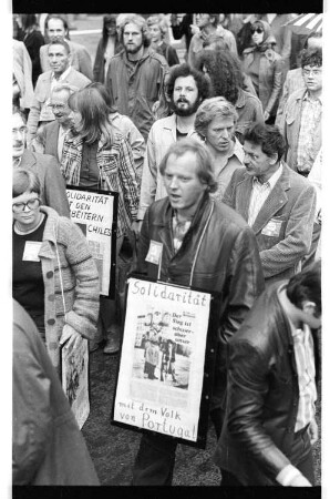 Kleinbildnegativ: Chile-Portugal-Demonstration am Hermannplatz, 1975