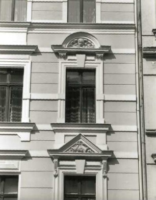 Görlitz, Landeskronstraße 44. Wohnhaus (um 1898). Obergeschoßfenster