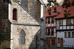 Quedlinburg - Nikolaikirche : Hinteres Seitenschiff der Nikolaikirche und Fachwerkhäuser am Konvent in Quedlinburg, aufgenommen 2006