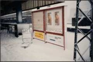 Verschneiter Bahnsteig mit Infotafel am Essener Bahnhof (Altersgruppe 14-17)