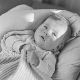 Kleinkind im Bett