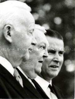Die Köpfe von Bundespräsident Heinrich Lübke, Bundeskanzler Ludwig Erhard und Außenminister Gerhard Schröder