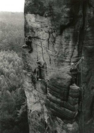 Sächsische Schweiz. Pfaffenstein, Barbarine, Seilschaft Rudolf Stolle an der Talseite (VIIc)