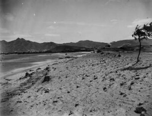 Strand von Mindelo : Blick über den Strand von Mindelo zum Hafen Porto Grande.