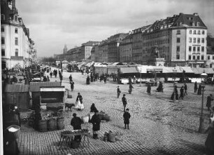 Dresden-Neustadt. Neustädter Markt mit Reiterstandbild Augusts des Starken. Blick nach Nordost in die Hauptstraße mit Verkaufsständen