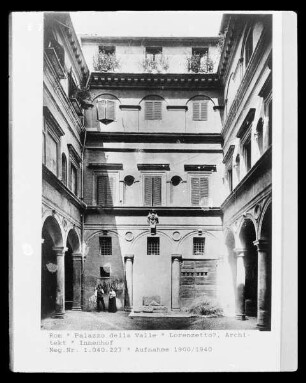 Palazzo della Valle — Cortile