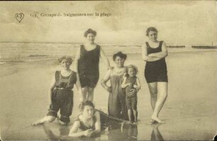 Groupe de baigneuses sur la plage