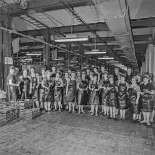 Flachsspinnerei Hainitz: Brigade 8. Mai : Hainitz. VEB Flachsspinnerei Hainitz. Gruppenbild von Mitarbeitern in der Produktionshalle