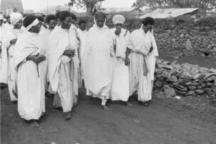 Frauen der Amhara : Frauen der Amhara gehen eine Natursteinmauer gesäumte Straße in Giyon entlang