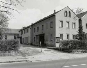 Ottendorf-Okrilla, Dreiseithof : Ottendorf-Okrilla. Ehemaliger Dreiseithof (1881), Radeberger Straße 19. Wohnhaus (Katholisches Pfarramt). Straßenansicht