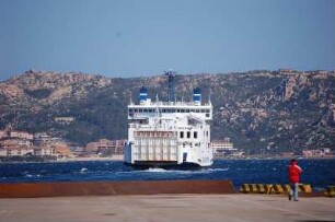 Insel Sardinien - Fährschiff unterwegs : Autofähre von Palau an der Nord-Ost-Küste zur vorgelagerte Inselgruppe La Maddalena, aufgenommen auf Sardinien 2006