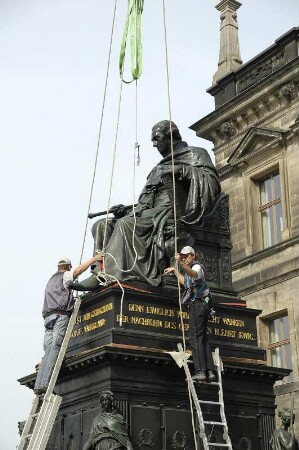 Denkmal für König Friedrich August I., den Gerechten : Dresden-Altstadt, Schloßplatz. Errichtung und feierliche Einweihung des Denkmals für König Friedrich August I., den Gerechten (1827-1843; E. Rietschel, Kunstgießerei Lauchhammer)