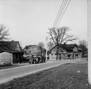 Dorfstraße: Ortsmitte: landwirtschaftliches Fuhrwerk: rechts Dorfladen: dahinter Bauernhäuser