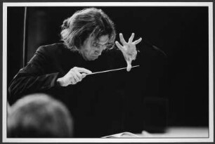Vladimir Jurowski beim Dirigieren von Auszügen aus Schostakowitschs Filmmusik "Das neue Babylon", Internationale Schostakowitsch-Tage Gohren 2015