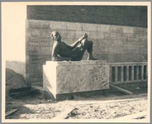 Ruhender Athlet, 1935, Bronze auf Travertin-Plinthe