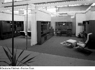 Ausstellungskojen mit Wohnzimmermöbeln verschiedener Hersteller