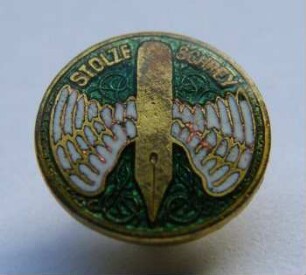 Verbandsabzeichen Stolze-Schrey (mit langer Nadel) : Sammlung Beinhorn. Verbandsabzeichen Stolze-Schrey (geflügelte Feder auf grünem Grund, mit langer Nadel). Email, Metall; Durchmesser 10 mm (nach 1897). Dresden: SLUB R c 0241