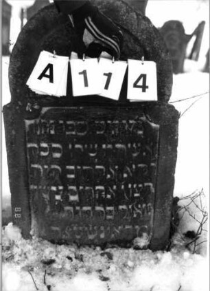Grabstein 114 (Index: 99903911) Material: Sandstein Maße HxBxT: 82x52x11 cm Besonderheit: kulturhistorisch wertvoll / künstl.-formale Gründe: Grabstein 114A
