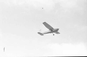 Oberrimsingen: Cessna 172 mit beiden Fallschirmspringern beim Hochdrehen