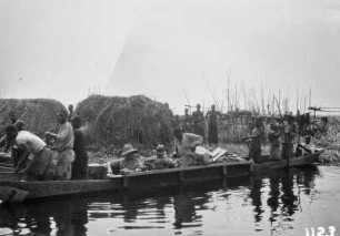 Kanufahrt : Expeditionsteilnehmer in Kanus