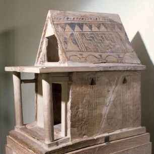 Athen, Archäologisches Nationalmuseum. Tempelmodell, Terakotta-Votiv um 700 aus Heraion, L 38cm, Höhe 45cm