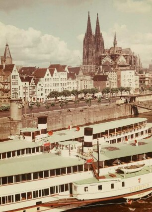 Ohne Titel, Köln, Rheinufer mit Altstadtfront