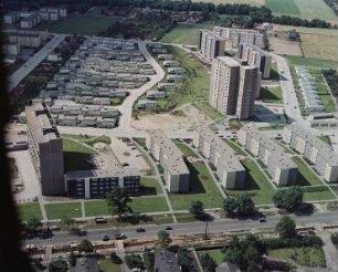Luftaufnahme, Blick von Norden auf die Siedlung im südlichen Bereich der Heerstraße im Gebiet der Sandstraße und Meydenbauerweg. Berlin-Wilhelmstadt, Heerstraße