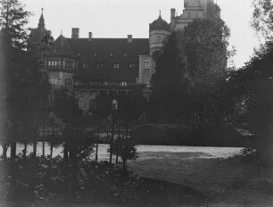 Schloss : Blick auf ein Schloss, davor eine Parkanlage