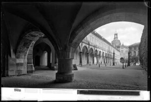Dresden, Säulengang im Stallhof mit Frauenkirche