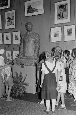 Ausstellung der Sowjetunion im Gebäude des Finanzministeriums der DDR am Werderschen Markt anlässlich der III. Weltfestspiele in Berlin : Ausstellungsbesucher vor einer Plastik von Josef Stalin