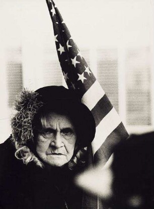 Dame mit US-amerikanischer Flagge während der Parade zum Unabhängigkeitstag in San Francisco
