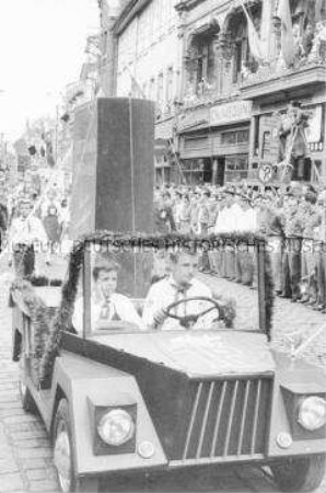 Pioniere im selbstgebauten Geländewagen während der Parade im Rahmen des IV. Pioniertreffens in Erfurt
