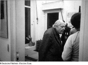 Dresden-Altstadt, Ritzenbrgstraße. Der Kunsthistoriker Fritz Löffler im Gespräch bei der Einweihungsfeier der "Obergrabenpresse" an ihrem neuen Standort