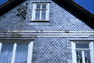 verschieferter Giebel eines Wohnhauses; Schieferfries zwischen Obergeschoss und Giebel