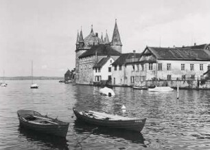 Steckborn. Schweiz. Blick über den Bodensee auf den, 1282 errichteten, Turmhof, dem Wahrzeichen von Steckborn