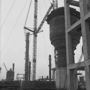 Bau der Esso-Raffinerie.