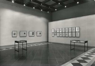 Ausstellung "Kunst - Wirklichkeiten. Erhart Kästner - Bibliothekar, Schriftsteller, Sammler", 08.05.-03.07.1994. Dresden: Albertinum, Seitenkabinett. Raumaufnahme