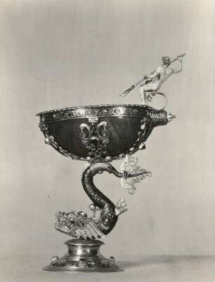 Unbekannter Künstler. Ovales Schälchen mit Neptun und Delphin an der Fassung. Grüner Jaspis, Fassung golden emailliert und mit Edelsteinen besetzt; H. 14 cm. Italienisch, A. 17. Jh. Dresden: Staatliche Kunstsammlungen, Grünes Gewölbe